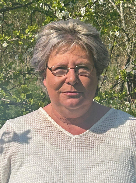 Woman with short hair looking at the camera